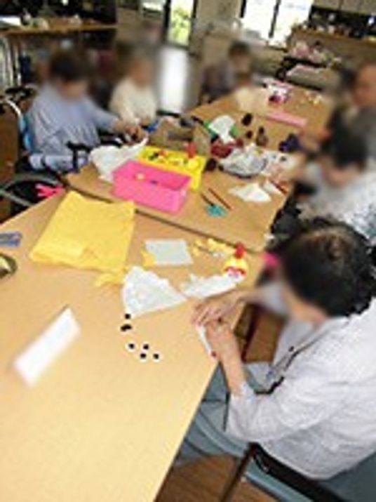手作業中の人々の部屋