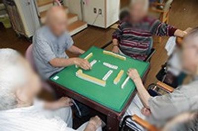 テーブルゲームを楽しむラウンジ