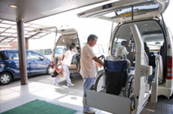 搬送車に乗る様子