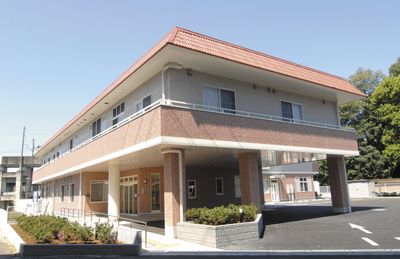 明るい施設の外観