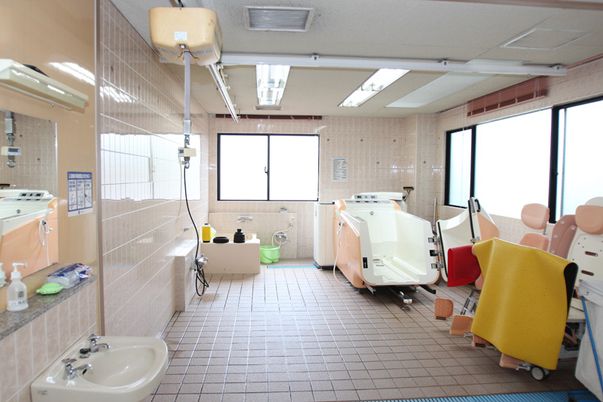 広々とした浴室空間