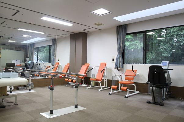 器具が並ぶ機能訓練室