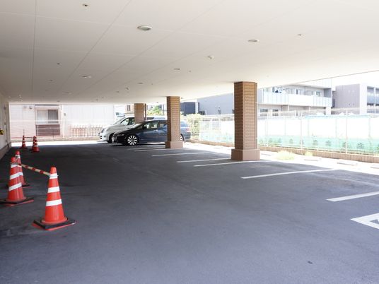 広々とした屋根付き駐車場