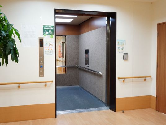 手すり付きエレベーター入口