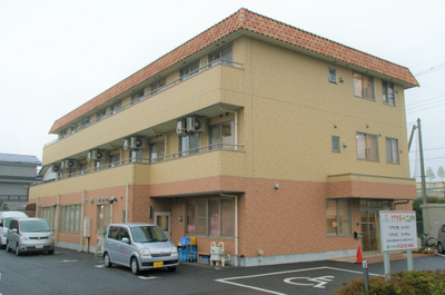 黄色い建物の外観