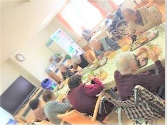居室でくつろぐ人々