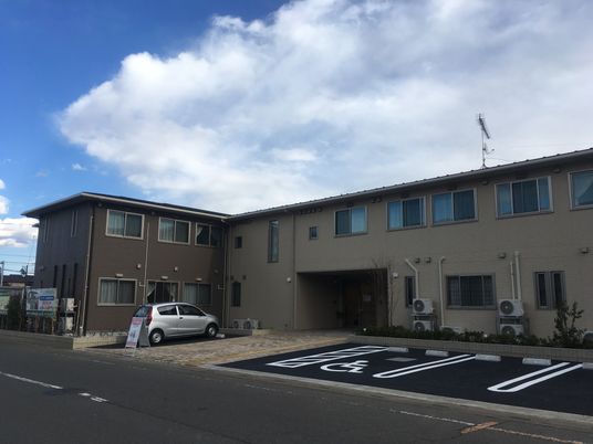 シンプルな建物の外観