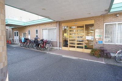 明るいエントランスの外観
