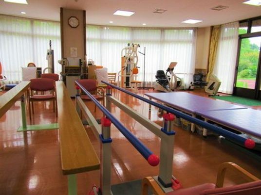 訓練用の器具が並ぶ部屋