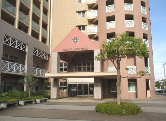広々とした外観の建物