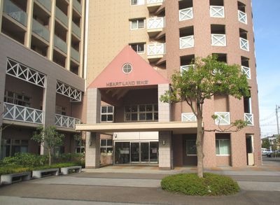 広々とした外観の建物