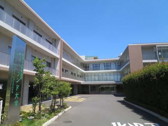 広々とした現代的な外観