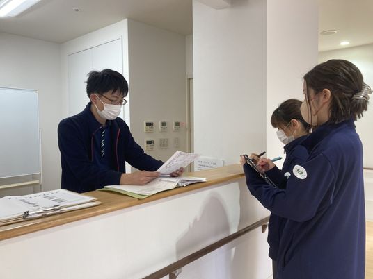 仕事をする職員の様子