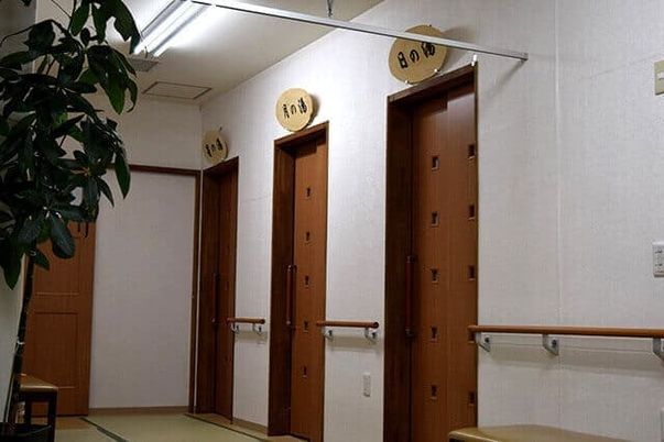 木目調の扉が並ぶ廊下