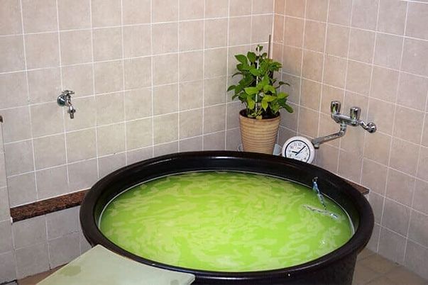 緑色の湯がある浴室