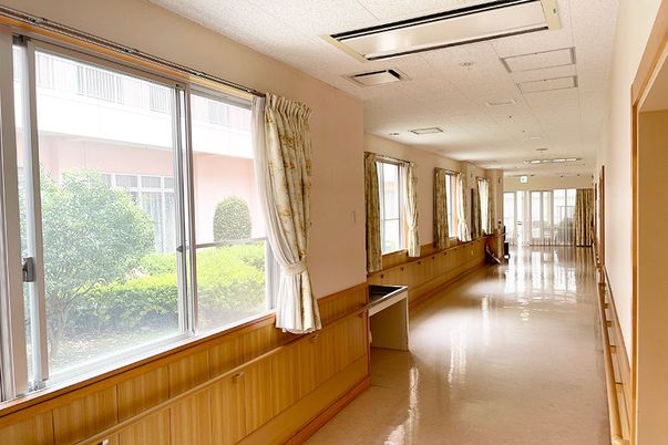 自然光が差し込む廊下