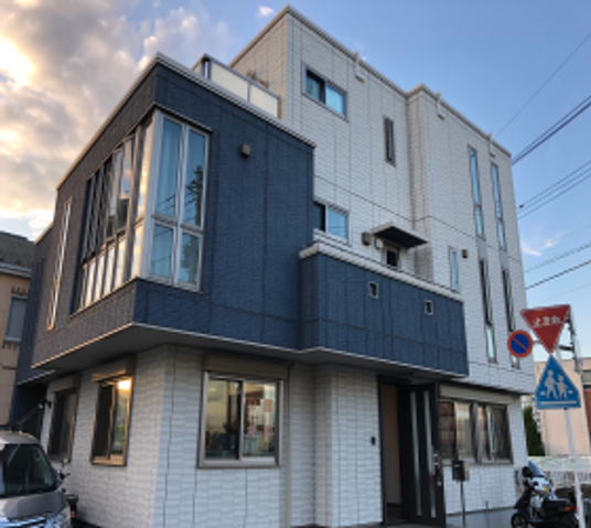 親しみやすい建物の外観