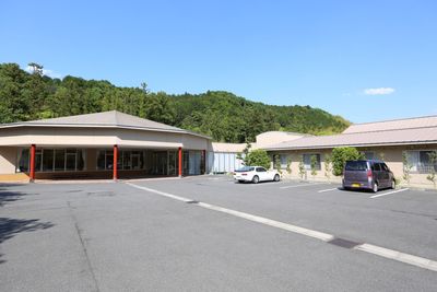 広々とした駐車場のある建物外観