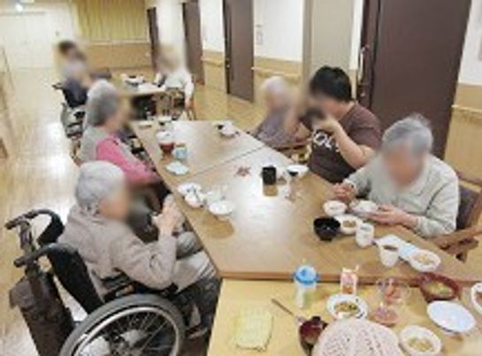 和やかなダイニングルーム