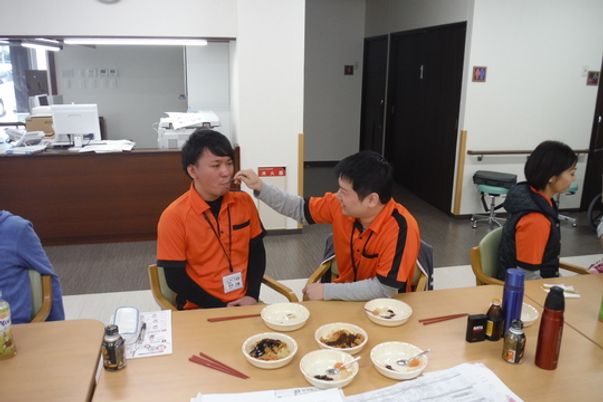 和やかな食事の風景  