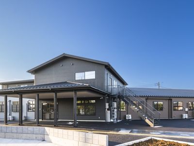 外観の建物と看板