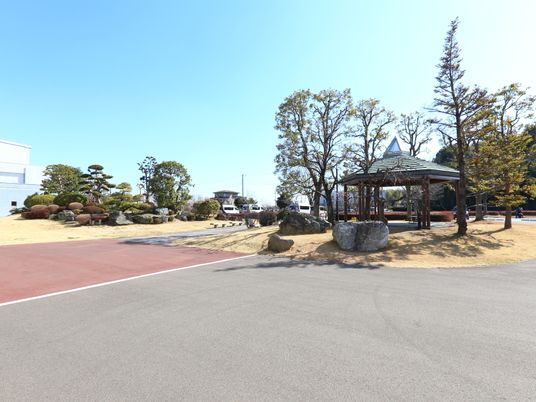 緑豊かな施設の中庭