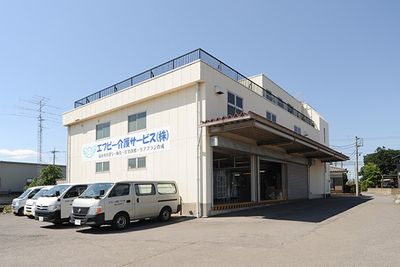 白い建物と駐車場