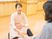 笑顔で手を握る介護士