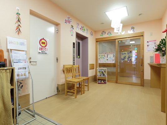 廊下と案内掲示の様子