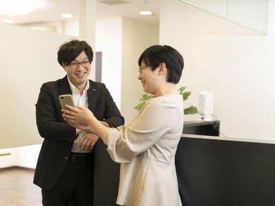 スマホを見る笑顔の二人