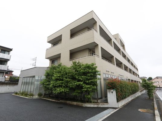 多階層のモダンな建物外観