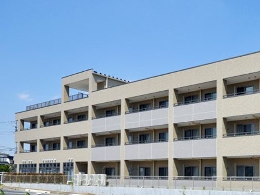 多階層のモダンな建物