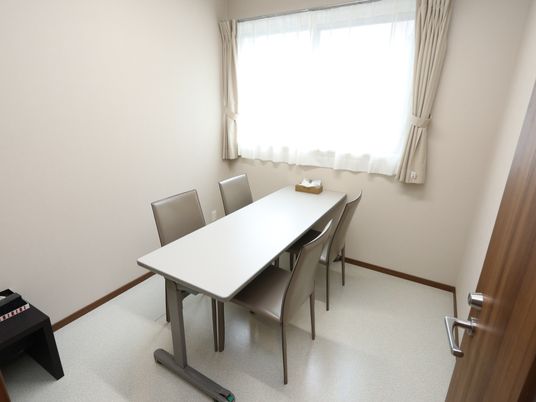 シンプルな居室テーブル