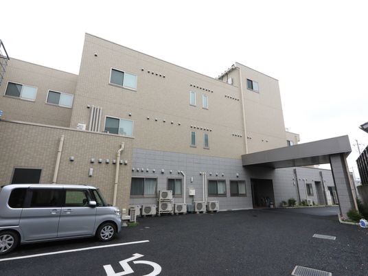 建物の正面エントランス