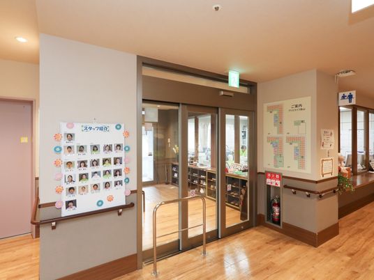 スタッフ掲示板のある廊下