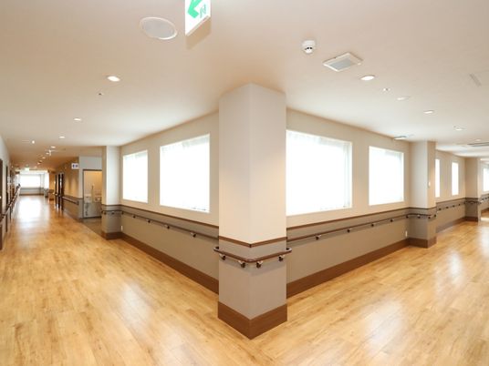 広々とした明るい廊下
