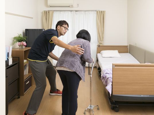 歩行支援を行うスタッフ
