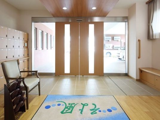 明るいエントランスの様子