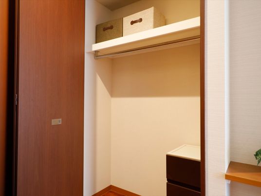 収納と棚のある部屋