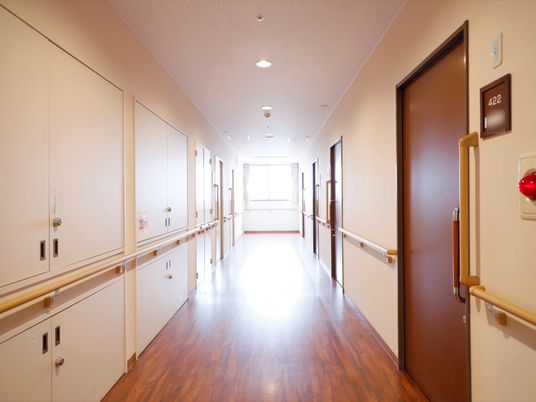 手すり付き明るい廊下