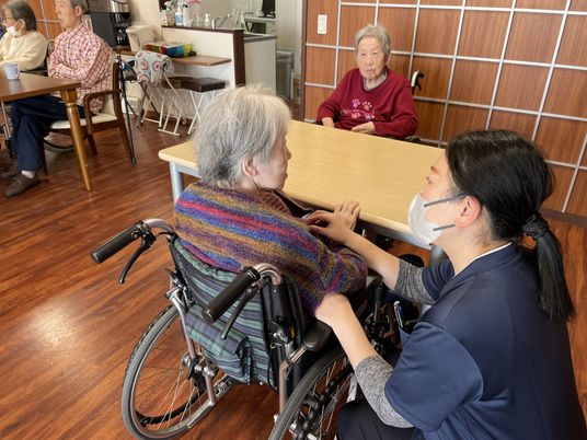 スタッフと入居者の交流