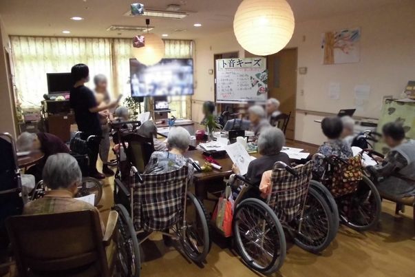 交流を楽しむラウンジ