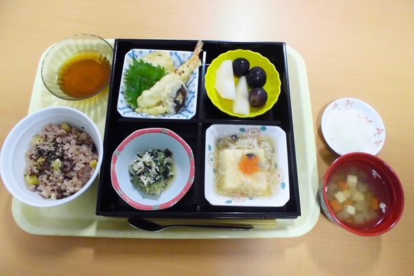 色とりどりの料理のトレイ