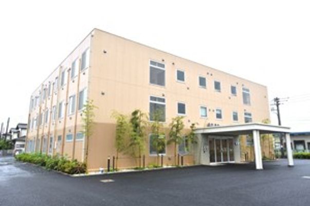 三階建ての建物外観