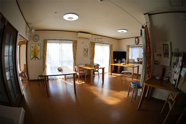 自然光が入る広い空間の部屋