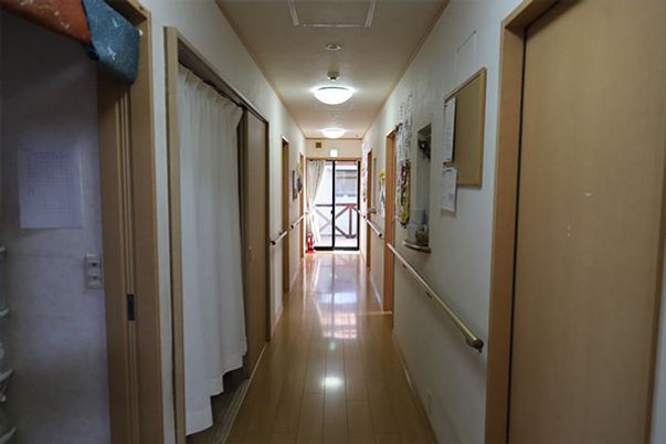 光が差し込む廊下
