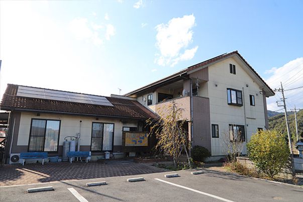 山間に佇む施設外観