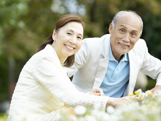 笑顔で寄り添う高齢者の夫婦