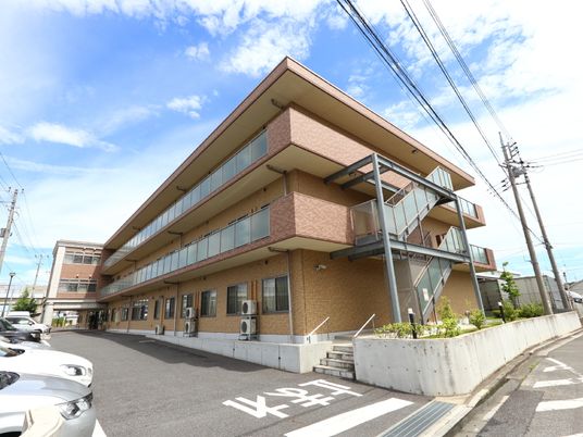 広々とした明るい外観