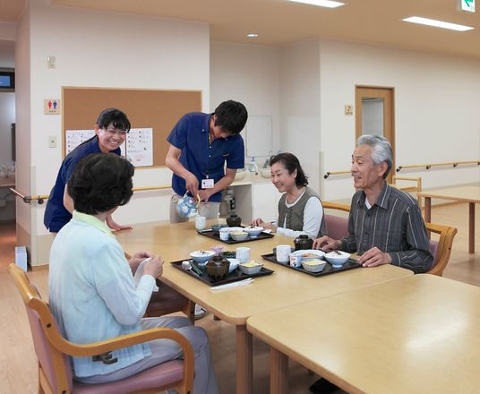 温かな雰囲気の食堂